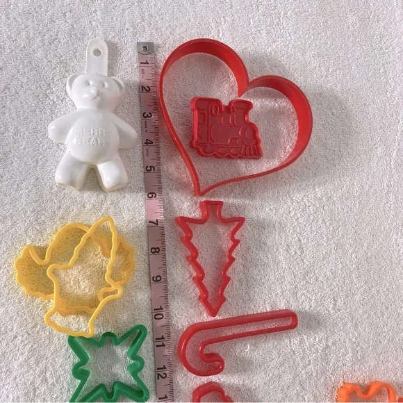5/$35 Colorful Cookie Cutter Lot 23pcs - Picture 5 of 6